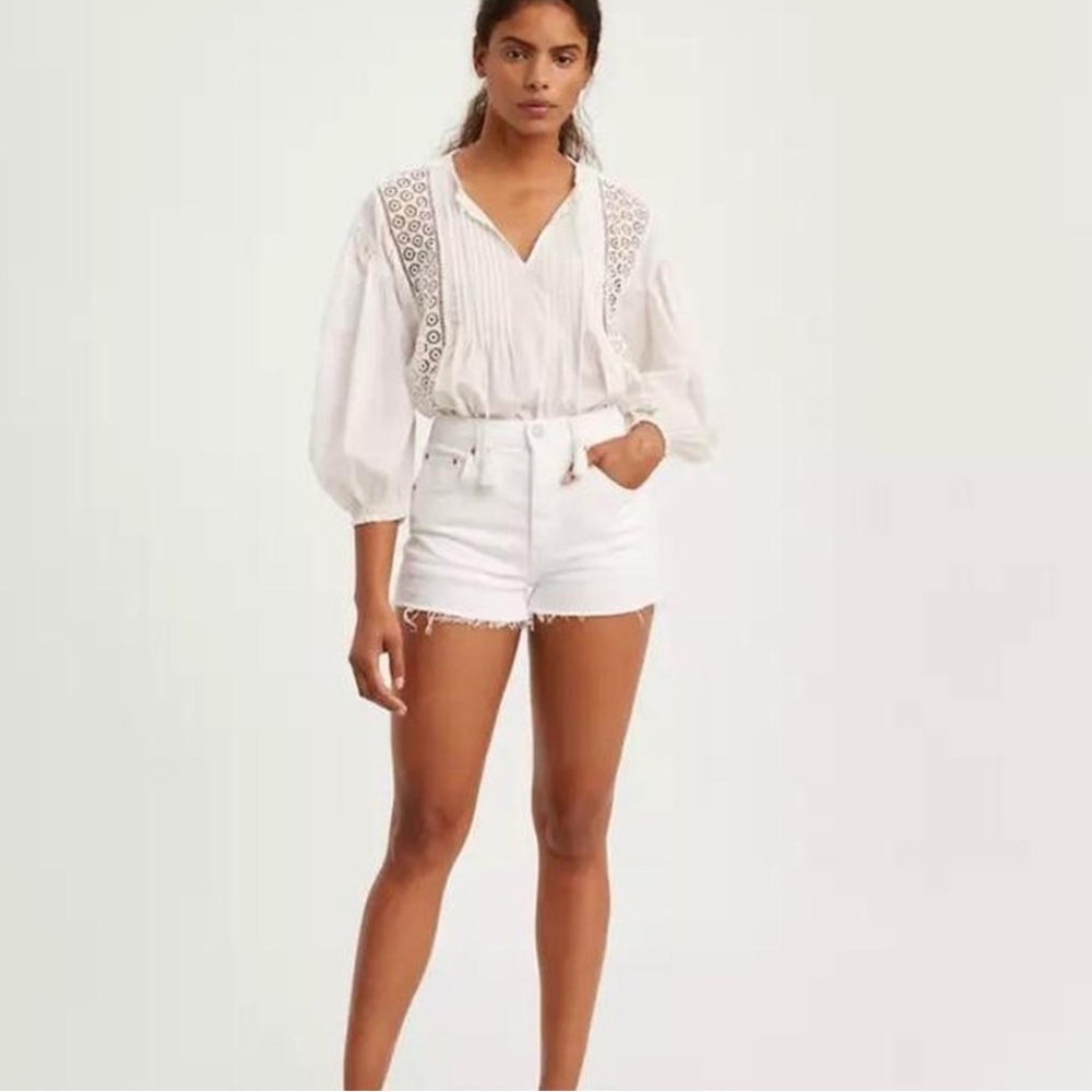 Levi’s white Jean short 501
